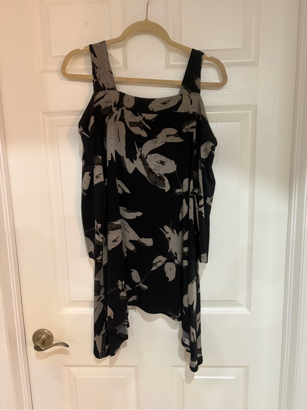 Clara Sun Woo Black and Gray Leaf Print Cold-Shoulder Women's Top— Medium